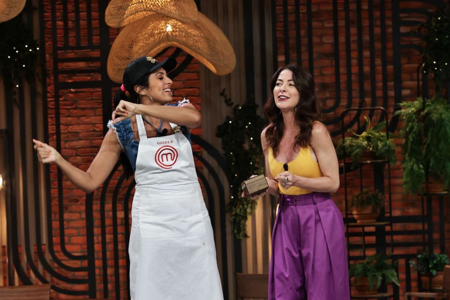 Ana Paula Padrão se empolga e canta Evidências no MasterChef; assista