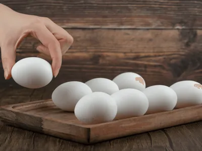 É preciso lavar o ovo antes de guardá-lo? Chef de cozinha tira dúvida