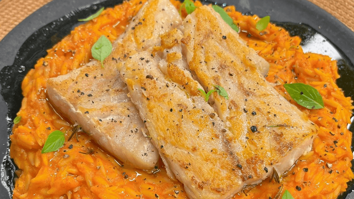 Risoni ao molho de tomate assado e filé de pescada | Band Receitas