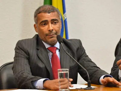 Justiça de SP determinou a penhora de 30% do salário de senador de Romário