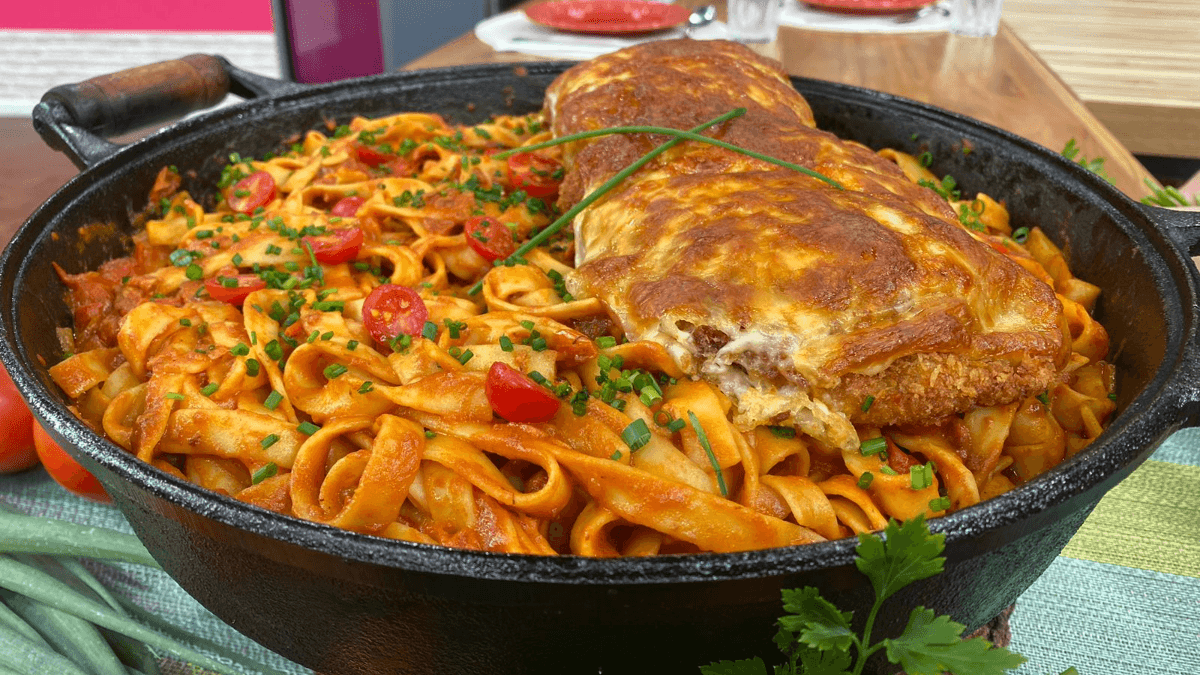 Bife à milanesa gratinado com molho caseiro na macarronada | Band Receitas