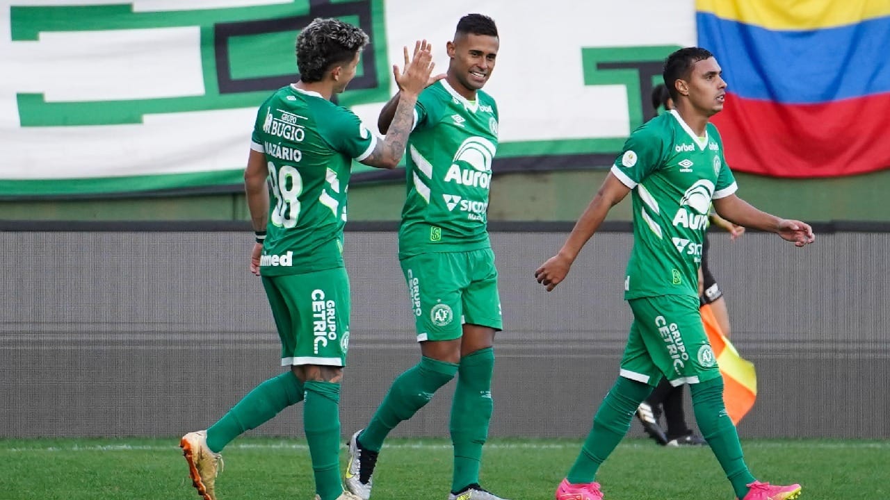 Chapecoense bate o CRB em casa e encerra jejum de nove partidas sem vencer
