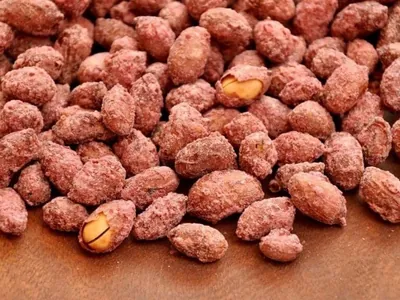 É crocante e impossível comer um só: aprenda receita de amendoim doce