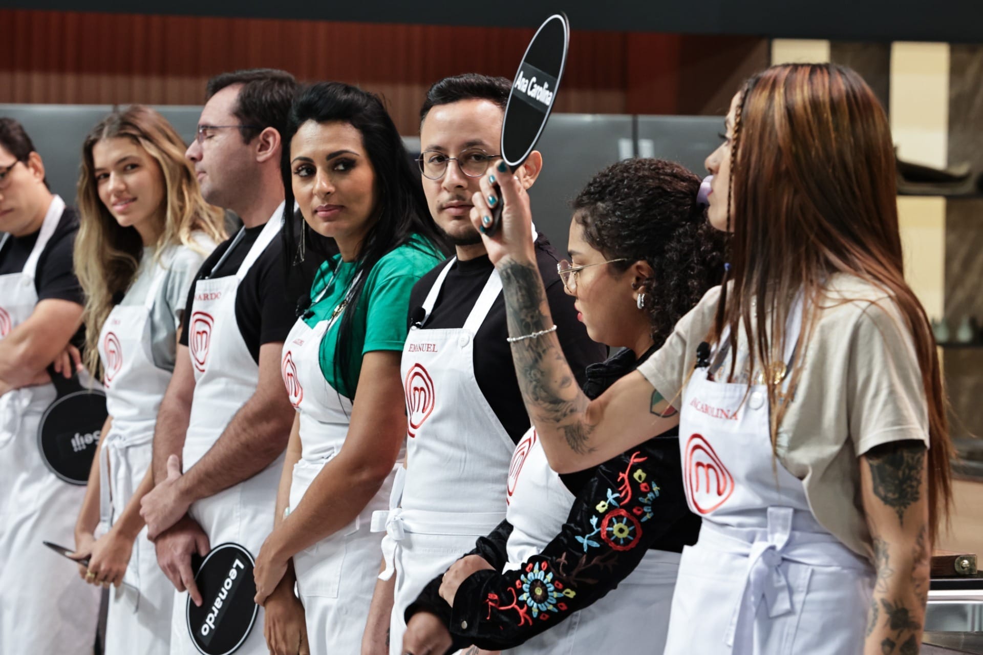 Participantes do MasterChef brigam em leilão de peixes; veja spoiler