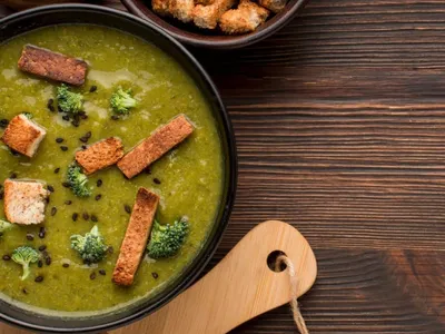 O que vai no caldo verde? Aprenda a fazer receita perfeita para o frio