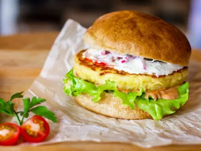 Hambúrguer caseiro fit é saboroso e faz sucesso; veja receita da Carole Crema