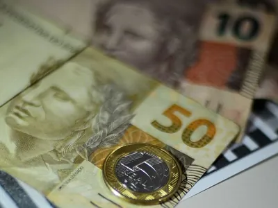 Juliana Rosa: Petróleo cai mais de 4% com possível acordo de paz no Irã