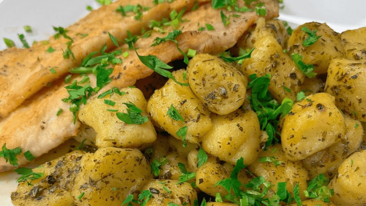 Nhoque de mandioca na manteiga de ervas e filé de merluza | Band Receitas