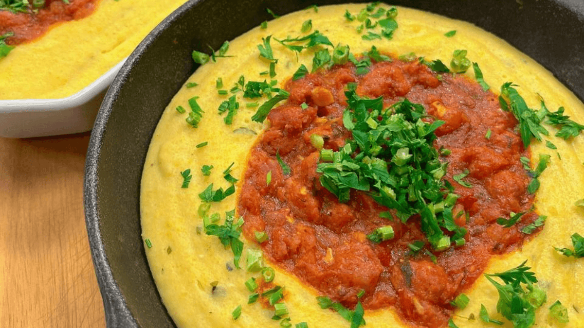 Polenta cremosa ao molho de linguiça | Band Receitas