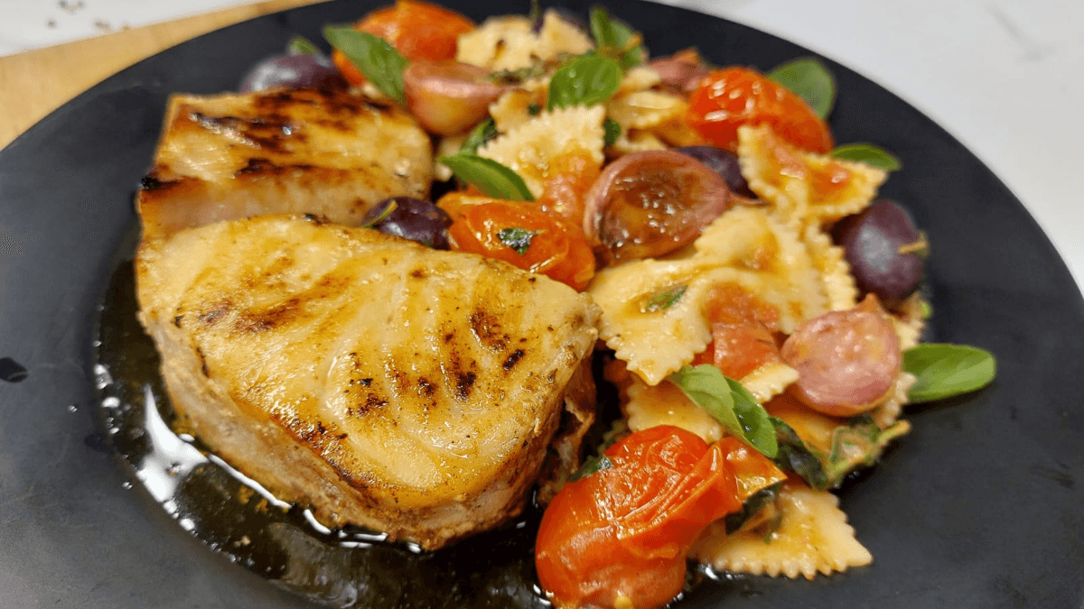 Farfalle ao molho de tomate fresco e azeitona preta | Band Receitas