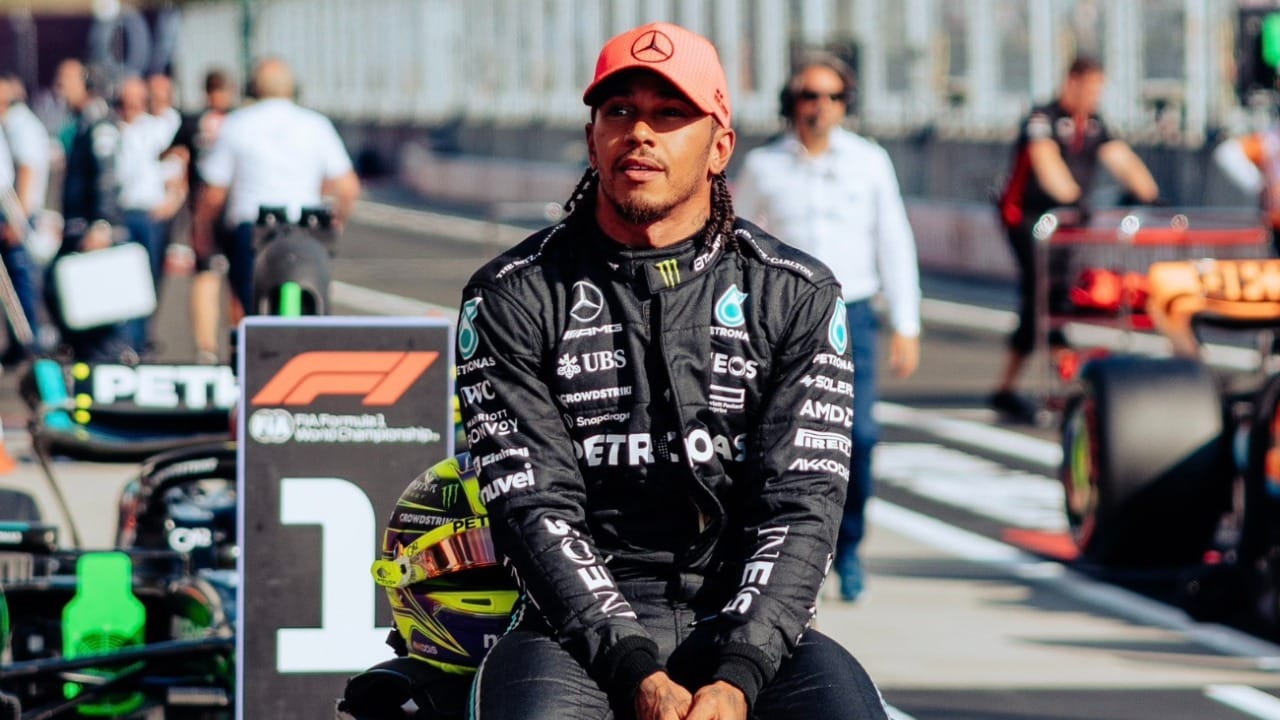 Lewis Hamilton anuncia saída da Mercedes e ida para a Ferrari em 2025