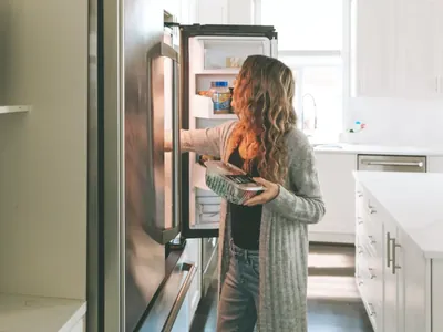 Quanto tempo os alimentos duram na geladeira? Um super guia para guardar sobras!