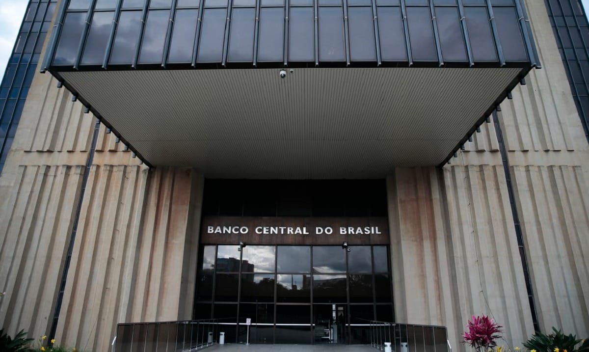 Juros altos e queda nos investimentos travam avanço da indústria nacional