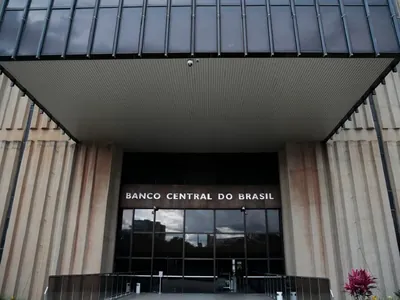 Selic deve cair para 14,25%, mas cortes podem ser paralisados até 2027