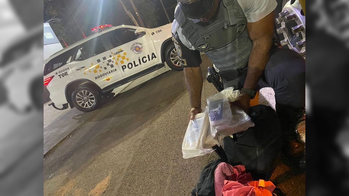 Mulher é presa com quatro tabletes de pasta base de cocaína