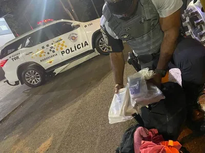 Mulher é presa com quatro tabletes de pasta base de cocaína
