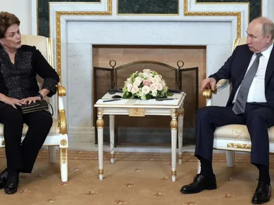 Em reunião na Rússia, Dilma e Putin defendem transações comerciais sem dólar