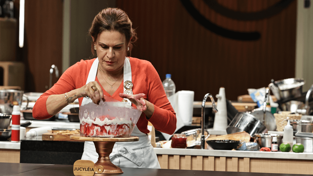 Bolo desaba em prova do MasterChef e cozinheira se desespera: "Vergonha"