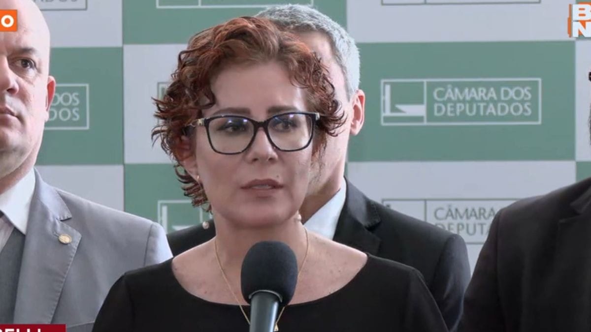 'Ataque à minha família', diz Carla Zambelli sobre ordem de prisão determinada por Moraes