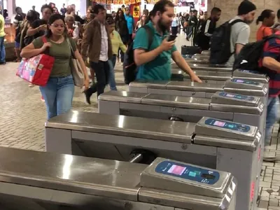 Mais de 100 mil pessoas já pagam passagem com celular nos transportes do Rio