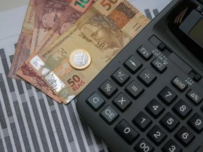 Mercado financeiro eleva previsão de inflação e do dólar para 2025