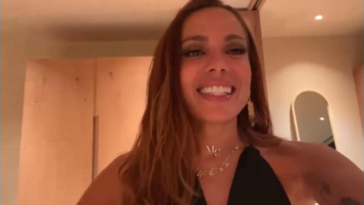 Anitta ajuda Marquezine a divulgar 'Besouro Azul'; atriz não pode promover filme