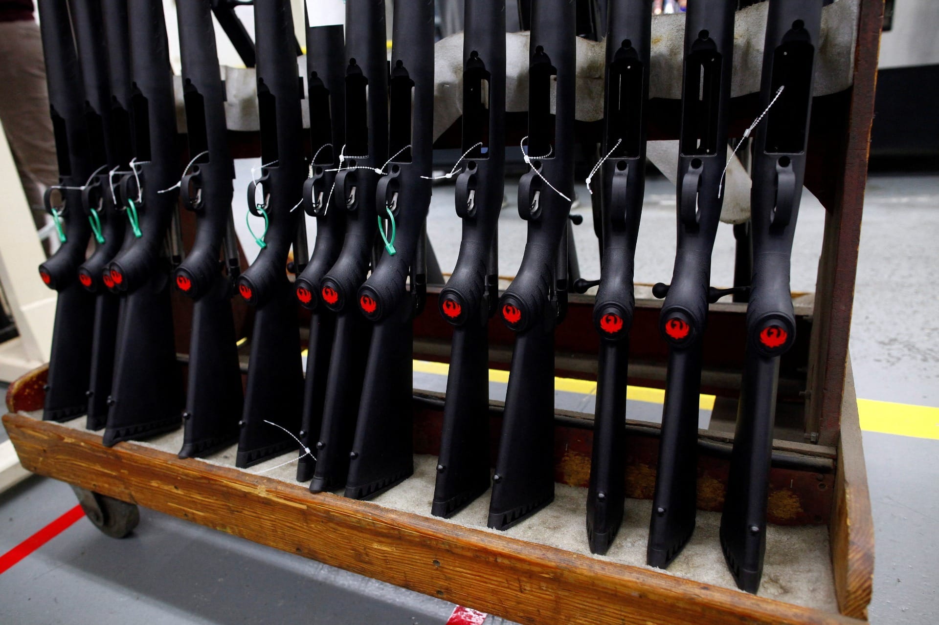 Governo Bolsonaro modificou a classificação de calibres para permitir que a população pudesse adquirir armas que eram de uso restrito a forças de segurança e militares (Foto: Eric Thayer/Reuters)