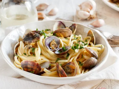Aprenda a fazer espaguete ao vôngole, um prato clássico italiano super elegante
