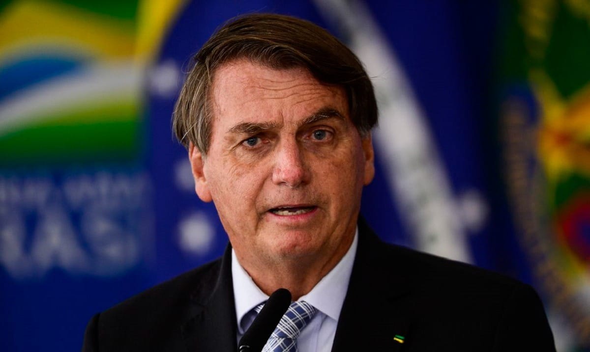 Bolsonaro entrega passaporte à Polícia Federal