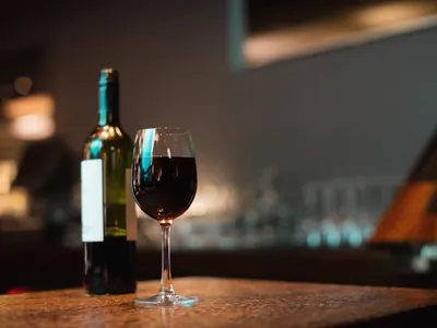 Quanto tempo o vinho dura na geladeira depois de aberto?