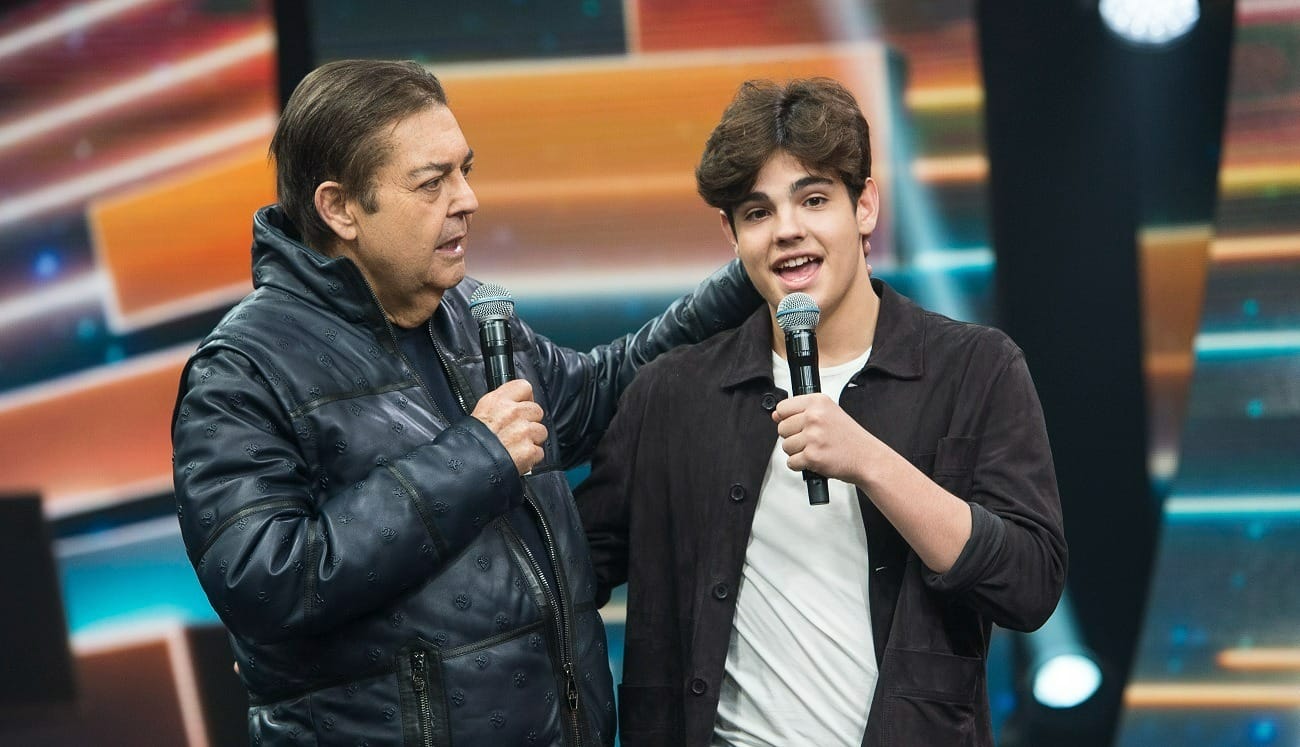 Após transplante, Faustão aparece sorridente comemorando o aniversário do filho