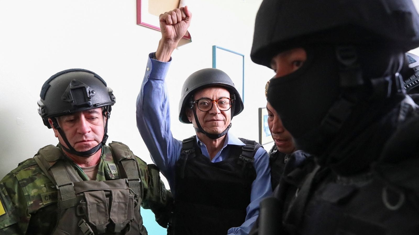 Christian Zurita, que substituiu Villavicencio, vota de capacete no Equador