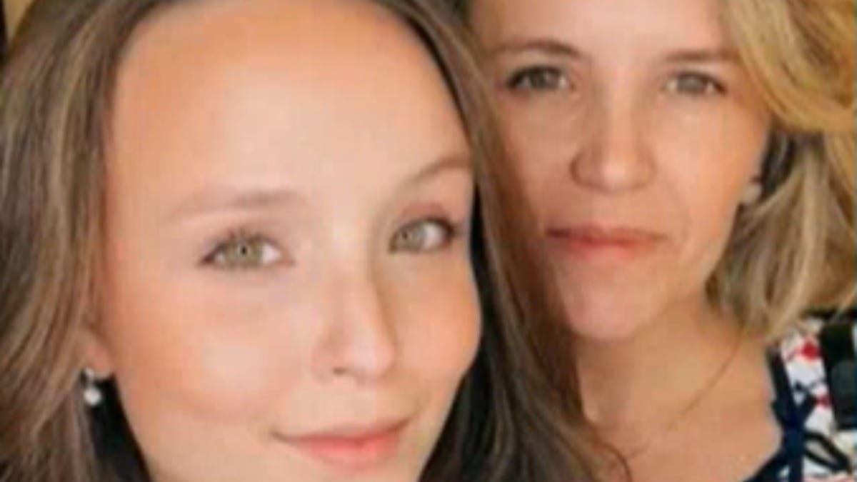 Mãe de Larissa Manoela quebrou dente da filha com tapa, diz colunista