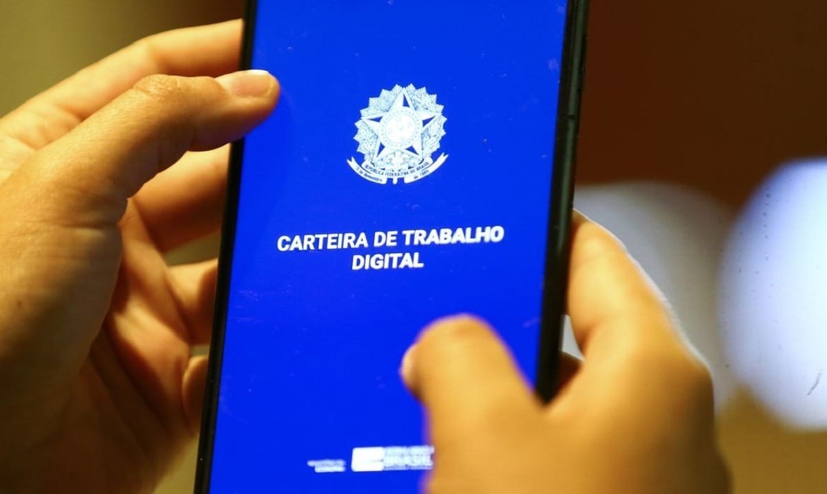 Taxa de desemprego cai e fica em 7,6% no trimestre, segundo IBGE