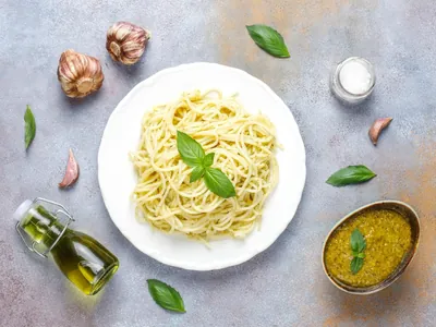 O segredo do macarrão alho e óleo perfeito: cremoso, soltinho e aromático