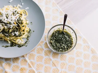 Como fazer o molho pesto perfeito? Conheça truques!