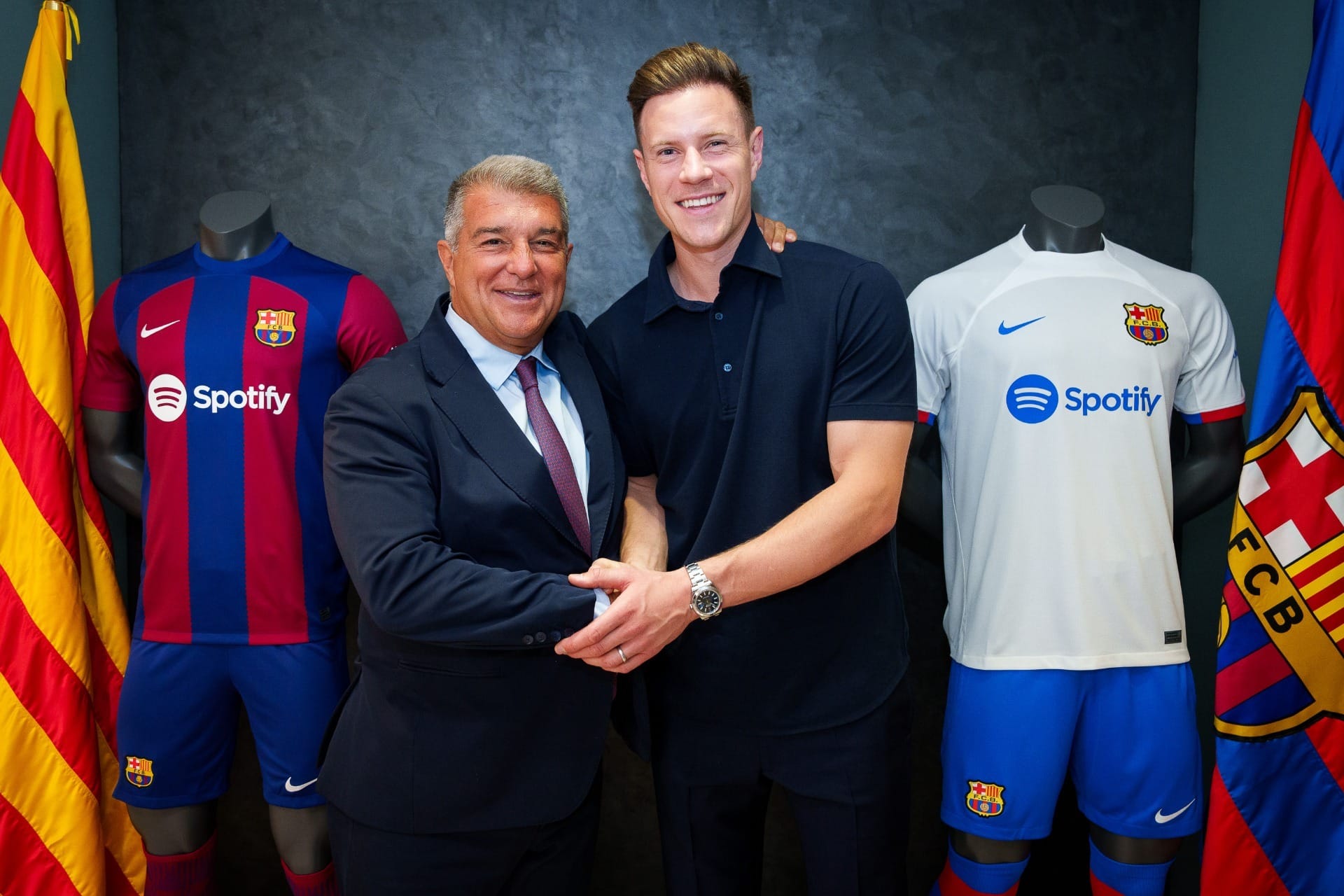 Ter Stegen é submetido à cirurgia, mas tempo de recuperação gera polêmica no Barcelona