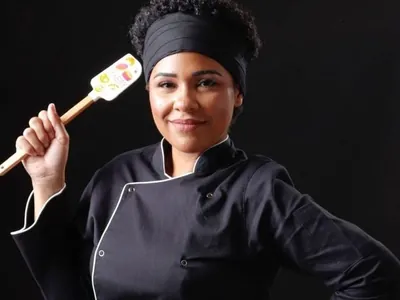 Cozinheira viraliza ao preparar receitas com trocadilhos e narração "proibidona"