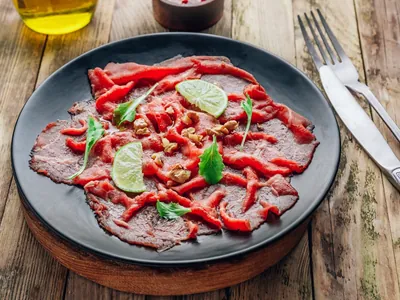 Carpaccio é prato inspirado em pintor; entenda a origem