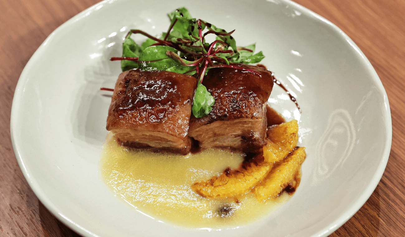 Barriga de porco com cacau e molho cítrico | Band Receitas