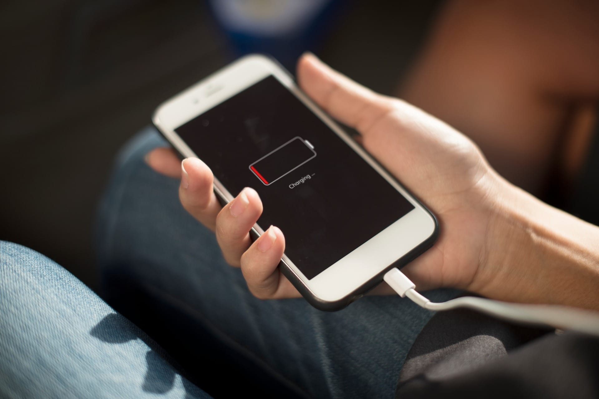 Estrago na bateria, explodir o celular: os riscos de comprar carregadores falsos