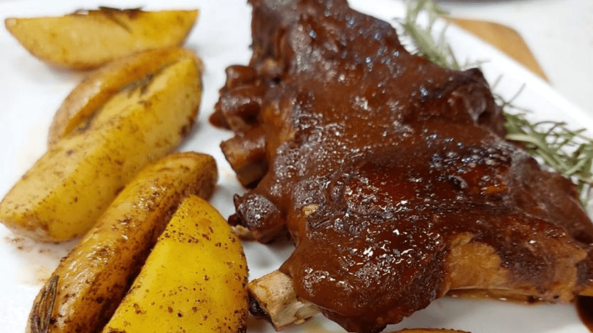 Costelinha ao molho barbecue com batata salteada | Band Receitas