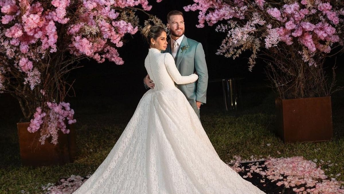 O casal oficializou a união de forma singela. Reprodução/Instagram