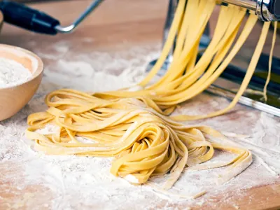 Massa fresca pode render pastel ou macarrão; aprenda receita