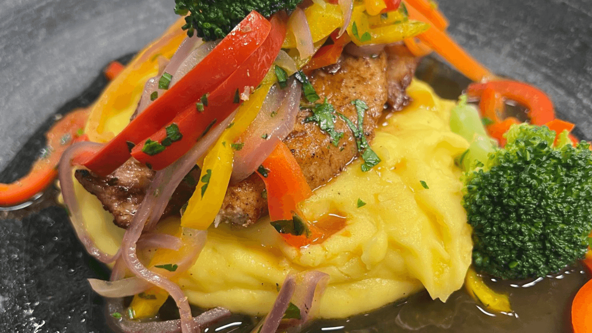 Filé de frango ao molho de laranja e purê de mandioquinha com legumes salteados | Band Receitas