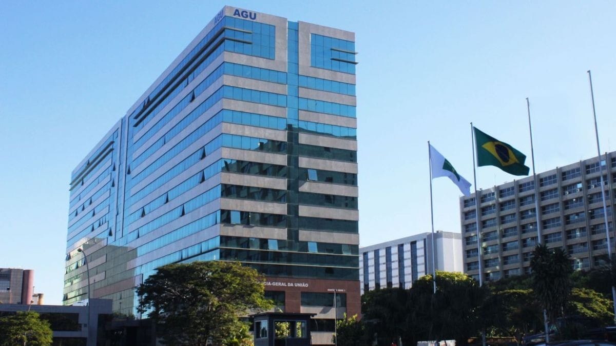Após repercussão, órgão da AGU suspende extensão de benefícios a servidores