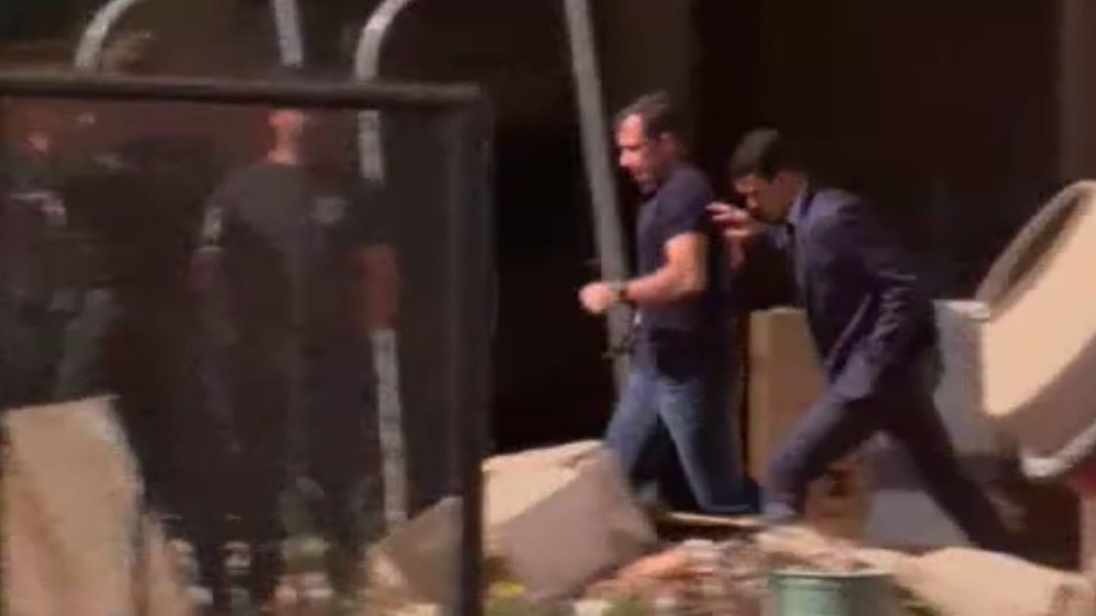 Mauro Cid deixa a prisão após receber liberdade provisória de Moraes