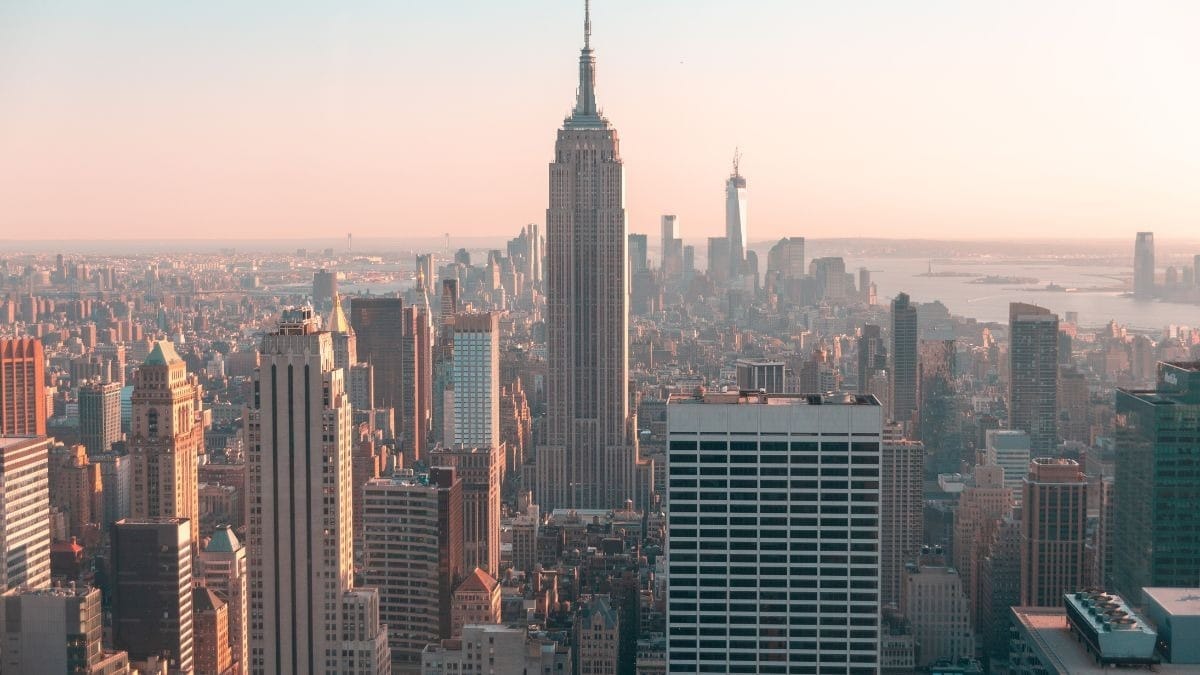 Eleições em NY têm disputa entre Zohran Mamdani e Andrew Cuomo