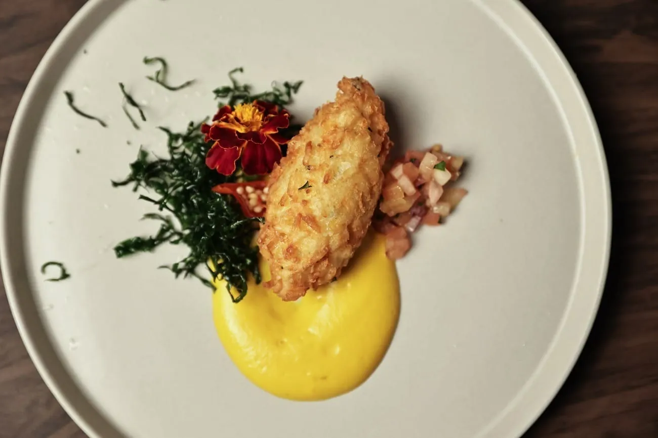 Bolinho de arroz com espuma de abóbora, couve crispy e vinagrete | Band Receitas