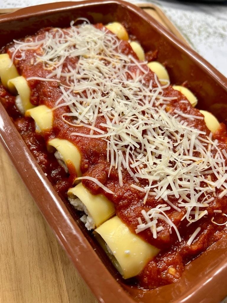 Canelone recheado com quatro queijos ao molho de tomate | Band Receitas